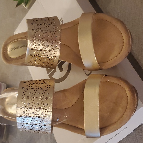 Giani Bernani Pryiaoro gold cork wedge sandals NIB - Picture 3 of 7